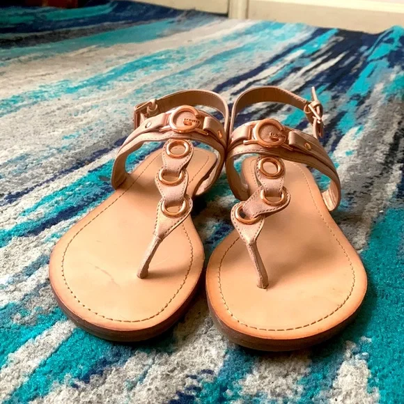 They are sandals from by guess - Picture 1 of 3
